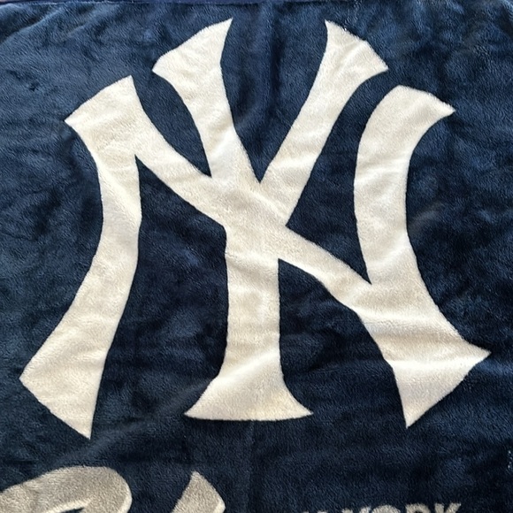 New York Yankees MLB ‘Signature’ Raschel Throw Blanket EUC - Picture 3 of 4
